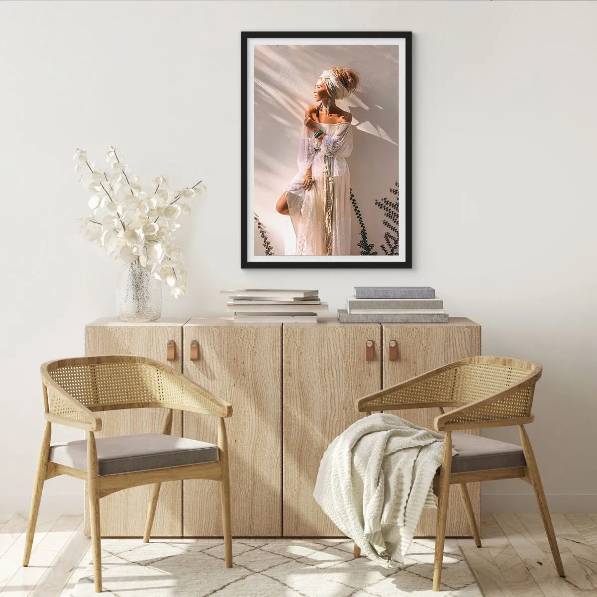 Poster în ramă neagră - Femeie elegantă într-o rochie boho pe un perete luminos - 50x70cm - Soarele și fata - Decorațiune modernă pentru perete pentru living și dormitor ARTTOR