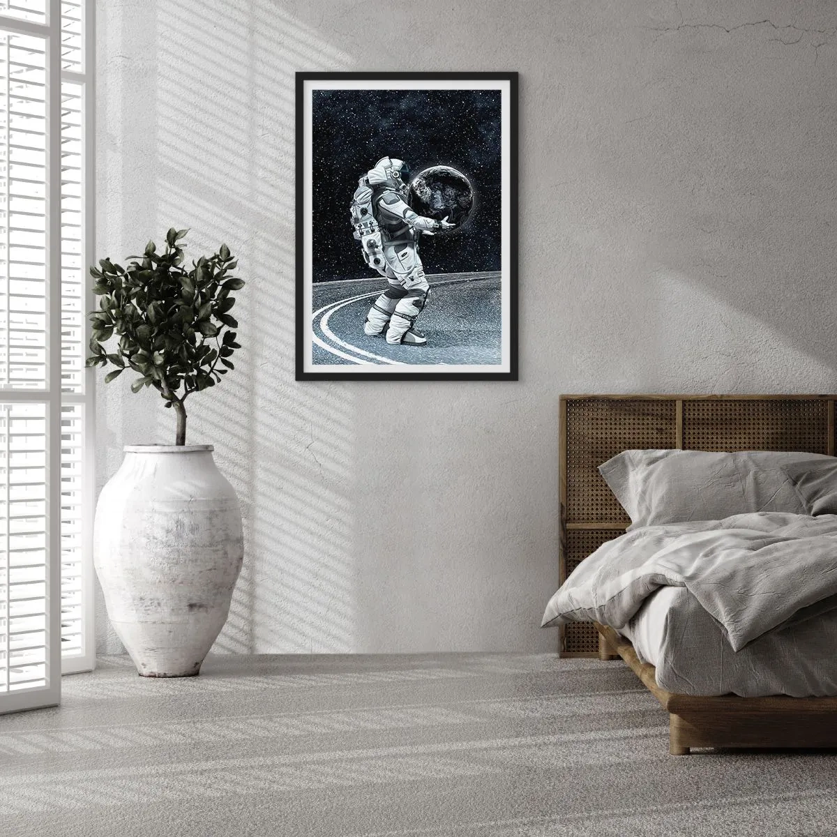 Poster în ramă neagră - Un astronaut în spațiu ținând în mână o sferă asemănătoare Pământului. - 50x70cm - Pe Calea Lactee - Decorațiune modernă pentru perete pentru living și dormitor ARTTOR
