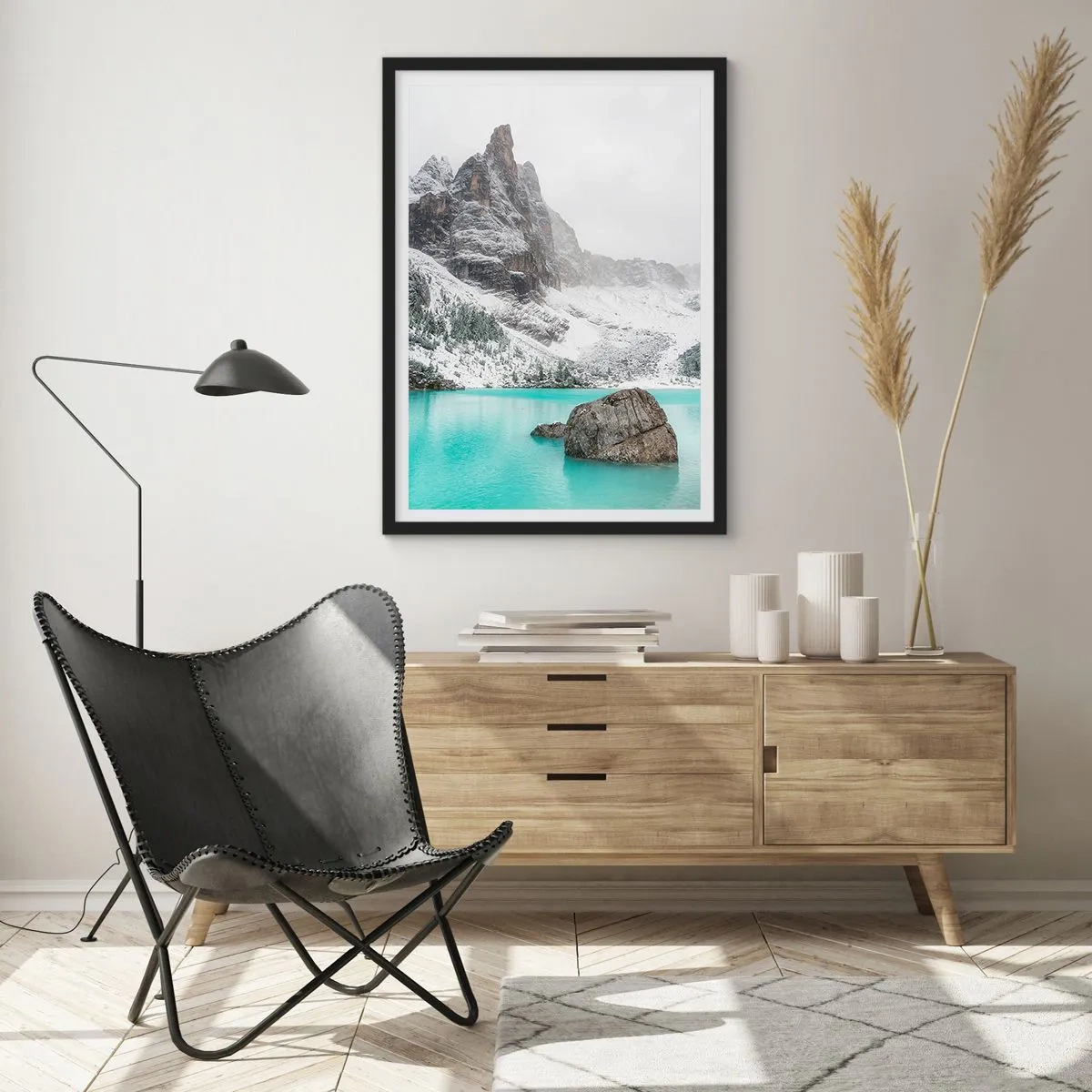 Poster în ramă neagră - Un lac de munte cu apă turcoaz înconjurat de vârfuri acoperite de zăpadă - 50x70cm - De veghe - Decorațiune modernă pentru perete pentru living și dormitor ARTTOR