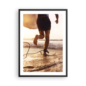 Poster în ramă neagră - Un surfer aleargă în apă la apus - 50x70cm - Pentru a întâmpina valul - Decorațiune modernă pentru perete pentru living și dormitor ARTTOR