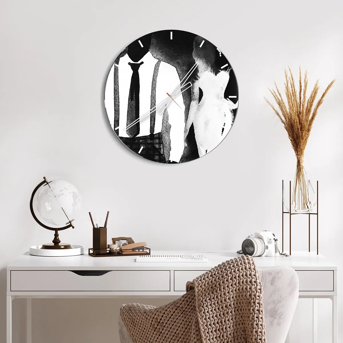 Ceas de perete - Ceas pe sticlă - Siluete ale unei femei și ale unui bărbat într-o atmosferă noir alb-negru - 30x30cm - Într-o atmosferă noir - Decorațiune modernă pentru perete pentru living, bucătărie și dormitor ARTTOR