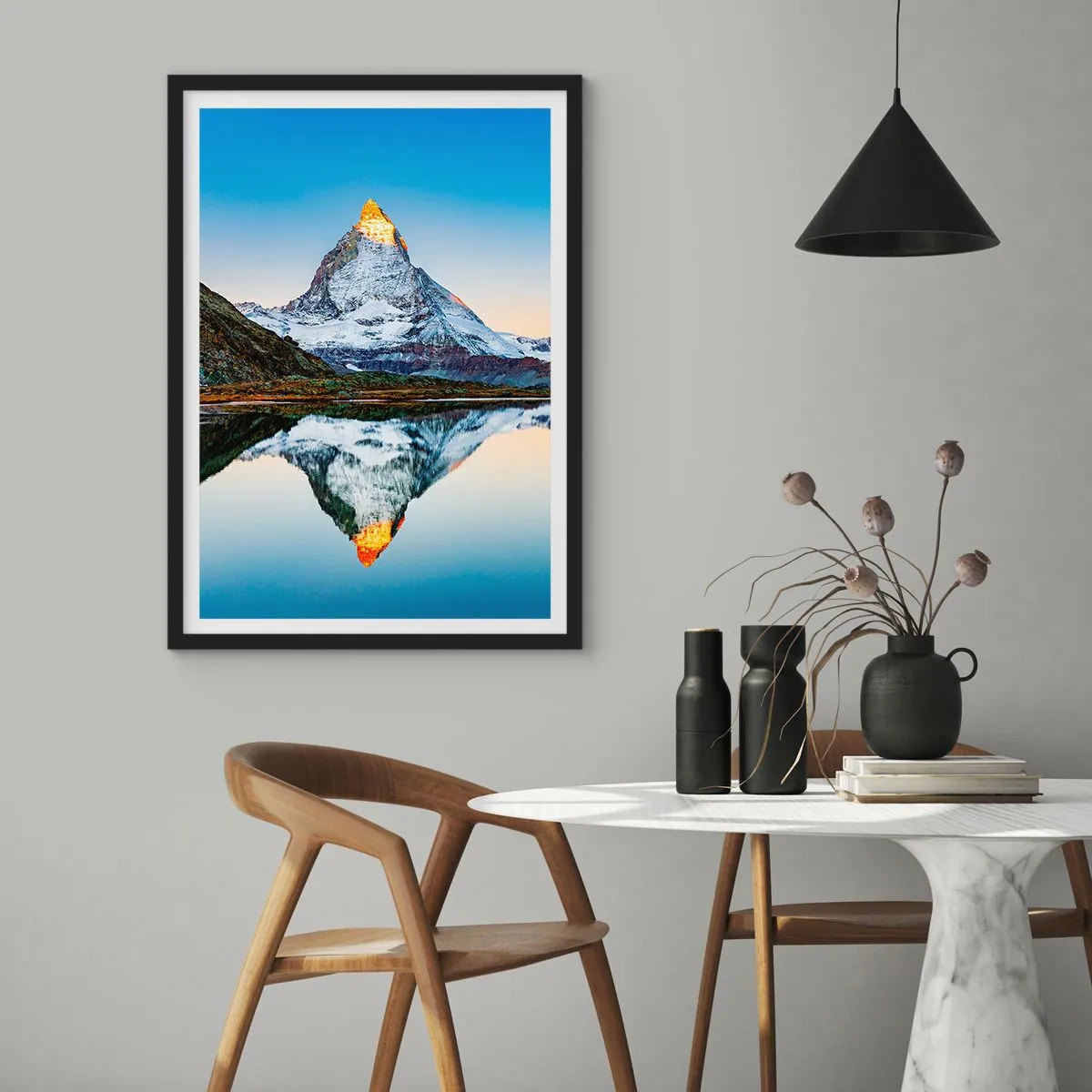 Poster în ramă neagră - Un munte cu un vârf acoperit de zăpadă reflectat într-un lac - 50x70cm - Două lumi - Decorațiune modernă pentru perete pentru living și dormitor ARTTOR