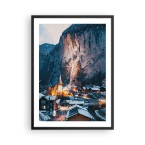 Poster în ramă neagră - Sat de iarnă iluminat la poalele stâncii - 50x70cm - Spiritul luminos al iernii - Decorațiune modernă pentru perete pentru living și dormitor ARTTOR