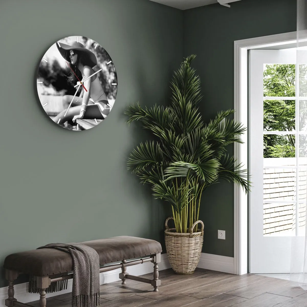 Ceas de perete - Ceas pe sticlă - Portret de femeie elegantă cu pălărie și ochelari de soare lângă piscină - 30x30cm - Vis de vară - Decorațiune modernă pentru perete pentru living, bucătărie și dormitor ARTTOR