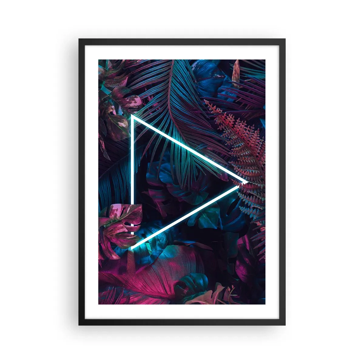 Poster în ramă neagră - Un triunghi neon pe un fundal de vegetație tropicală întunecată. - 50x70cm - Grădină în stil disco - Decorațiune modernă pentru perete pentru living și dormitor ARTTOR