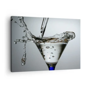 Tablou pe pânză Canvas - Pahar Martini cu stropi dinamici de apă pe un fundal deschis. - 70x50cm - La marginea paharului - Decorațiune modernă pentru perete pentru living și dormitor ARTTOR