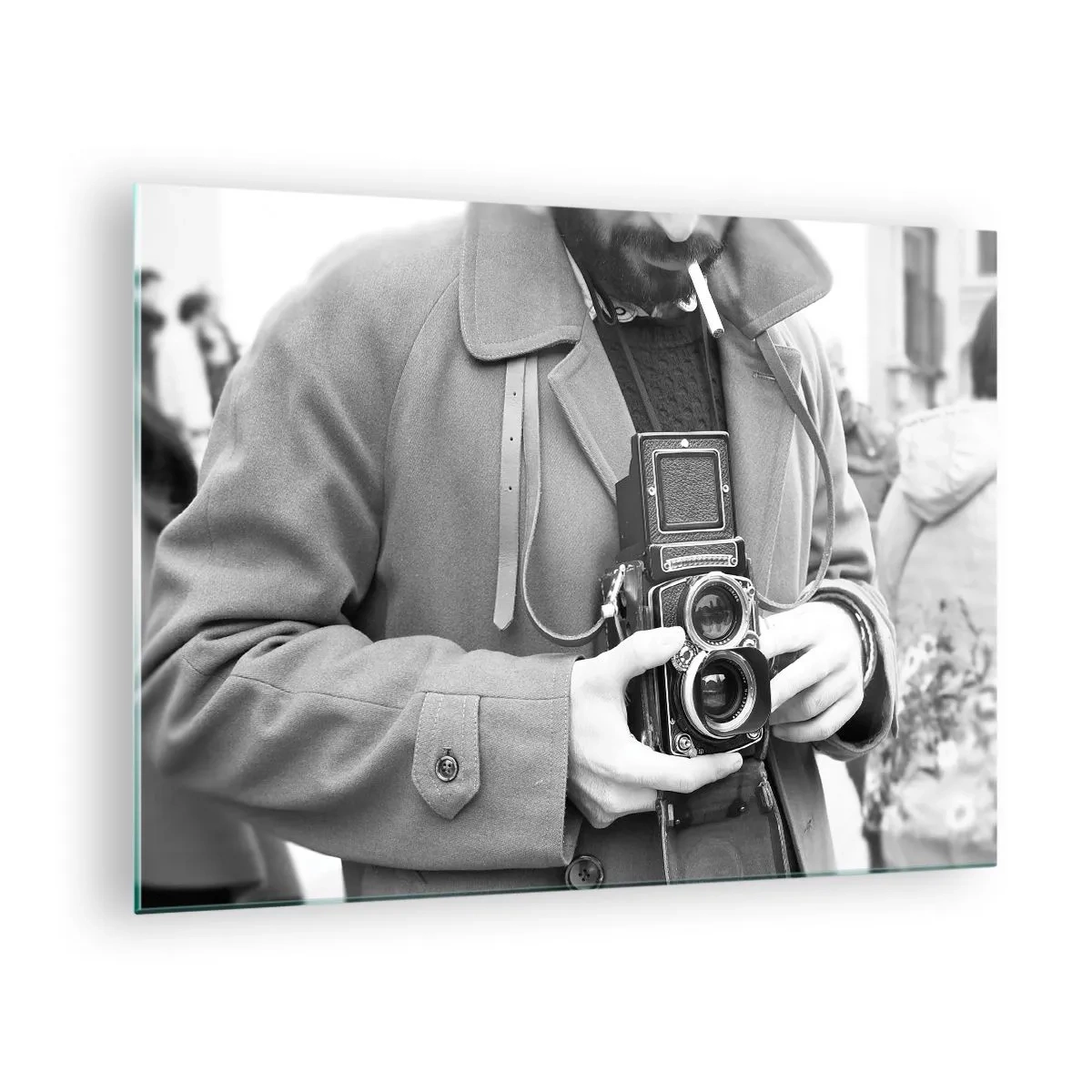 Tablou pe sticlă - Fotografie alb-negru a unui bărbat cu un aparat foto analogic - 70x50cm - În stilul retro - Decorațiune modernă pentru perete pentru living și dormitor ARTTOR