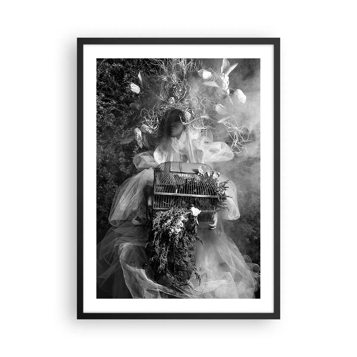 Poster în ramă neagră - O femeie într-o rochie înconjurată de natură într-o fotografie alb-negru - 50x70cm - Mama însăși - Natura - Decorațiune modernă pentru perete pentru living și dormitor ARTTOR