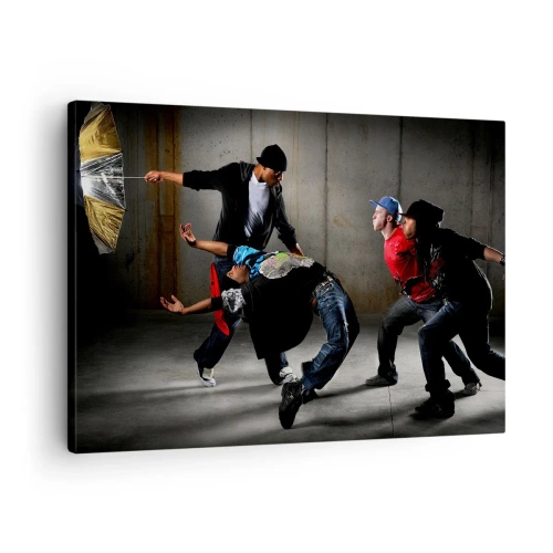 Tablou pe pânză Canvas - Un grup de dansatori hip-hop într-o coregrafie dinamică - 70x50cm - Dansând cu vântul străzii - Decorațiune modernă pentru perete pentru living și dormitor ARTTOR