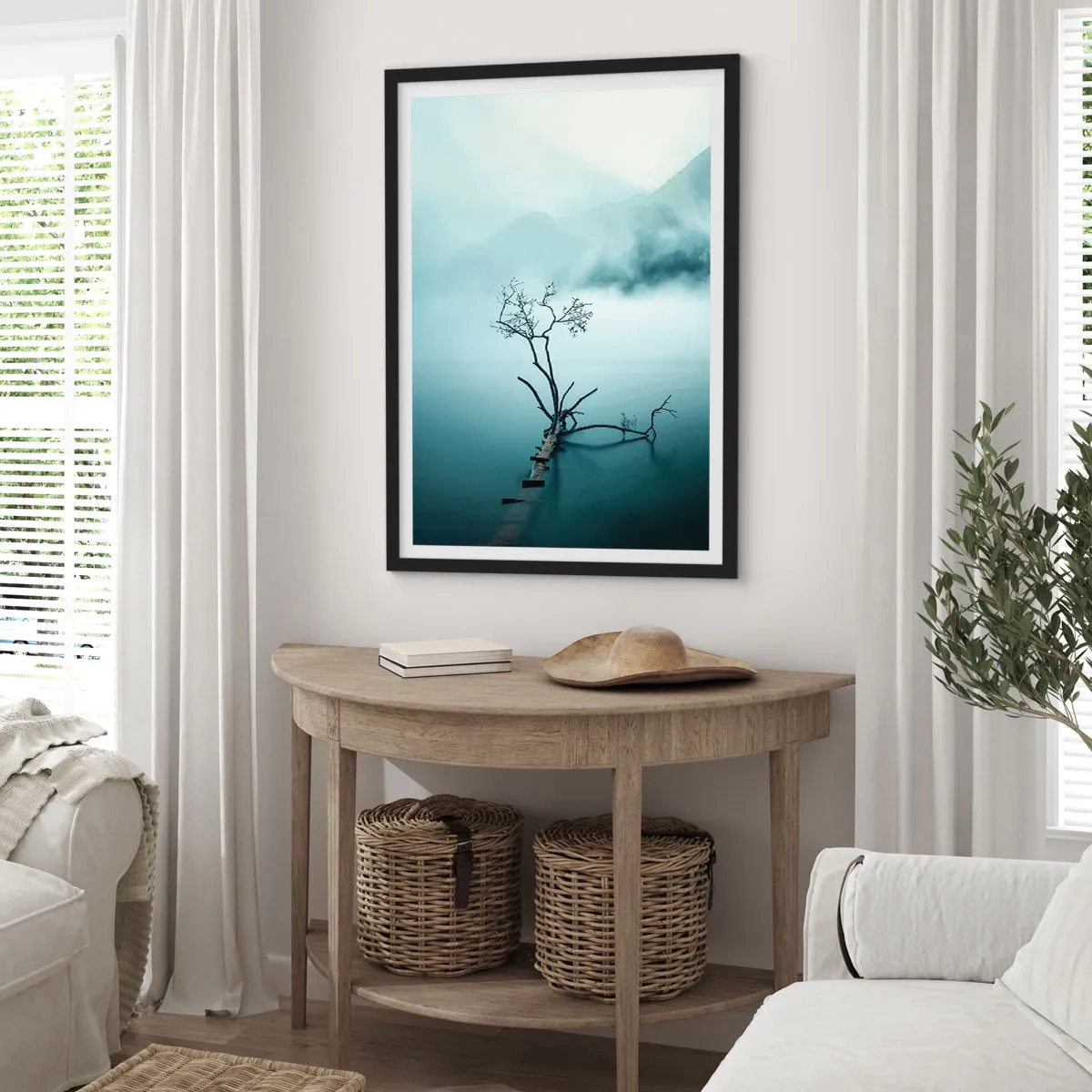 Poster în ramă neagră - O fotografie a unui copac singuratic care crește la ieșirea din apă, înconjurat de ceață și munți. - 50x70cm - Din apă și ceață - Decorațiune modernă pentru perete pentru living și dormitor ARTTOR