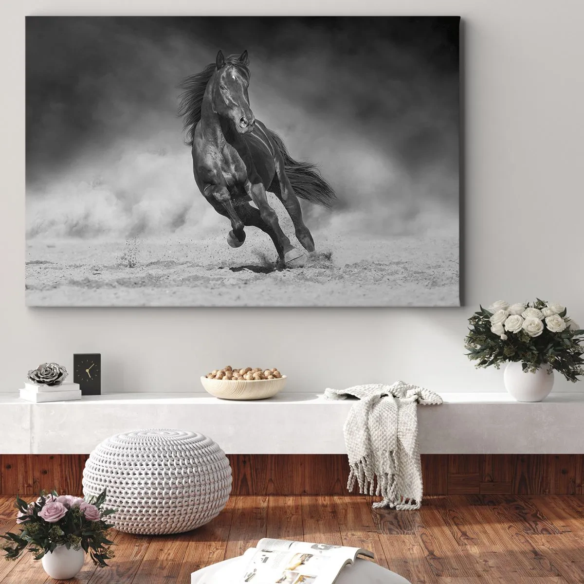 Tablou pe pânză Canvas - Un cal alb-negru galopând pe nisip - 70x50cm - Dorința emirului - Decorațiune modernă pentru perete pentru living și dormitor ARTTOR