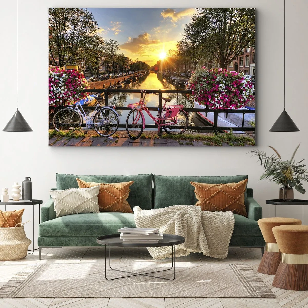 Tablou pe pânză Canvas - Biciclete pe un pod în strălucirea soarelui care apune - 70x50cm - Dimineața de primăvară în Amsterdam - Decorațiune modernă pentru perete pentru living și dormitor ARTTOR