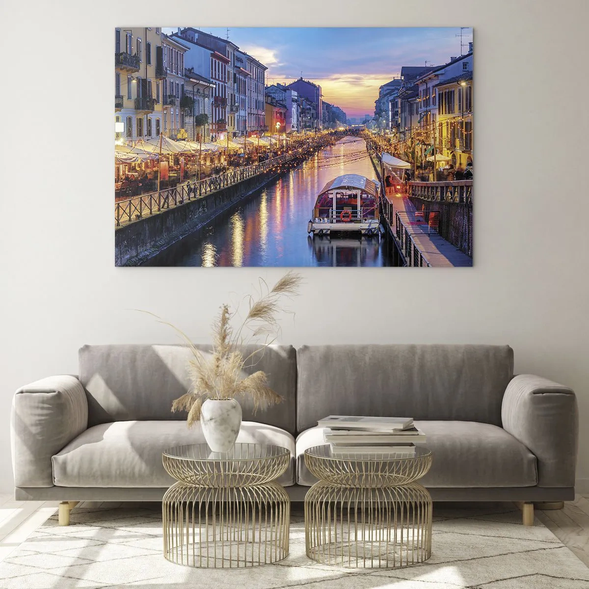 Tablou pe sticlă - Vedere de seară a canalului iluminat cu bărci și cafenele - 70x50cm - O seară de lumină și distracție - Decorațiune modernă pentru perete pentru living și dormitor ARTTOR