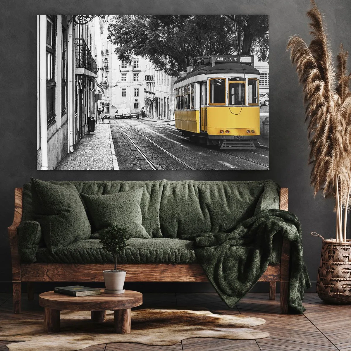 Tablou pe pânză Canvas - Un tramvai galben pe fundalul unei străzi alb-negru - 70x50cm - Sună fado în fundal - Decorațiune modernă pentru perete pentru living și dormitor ARTTOR