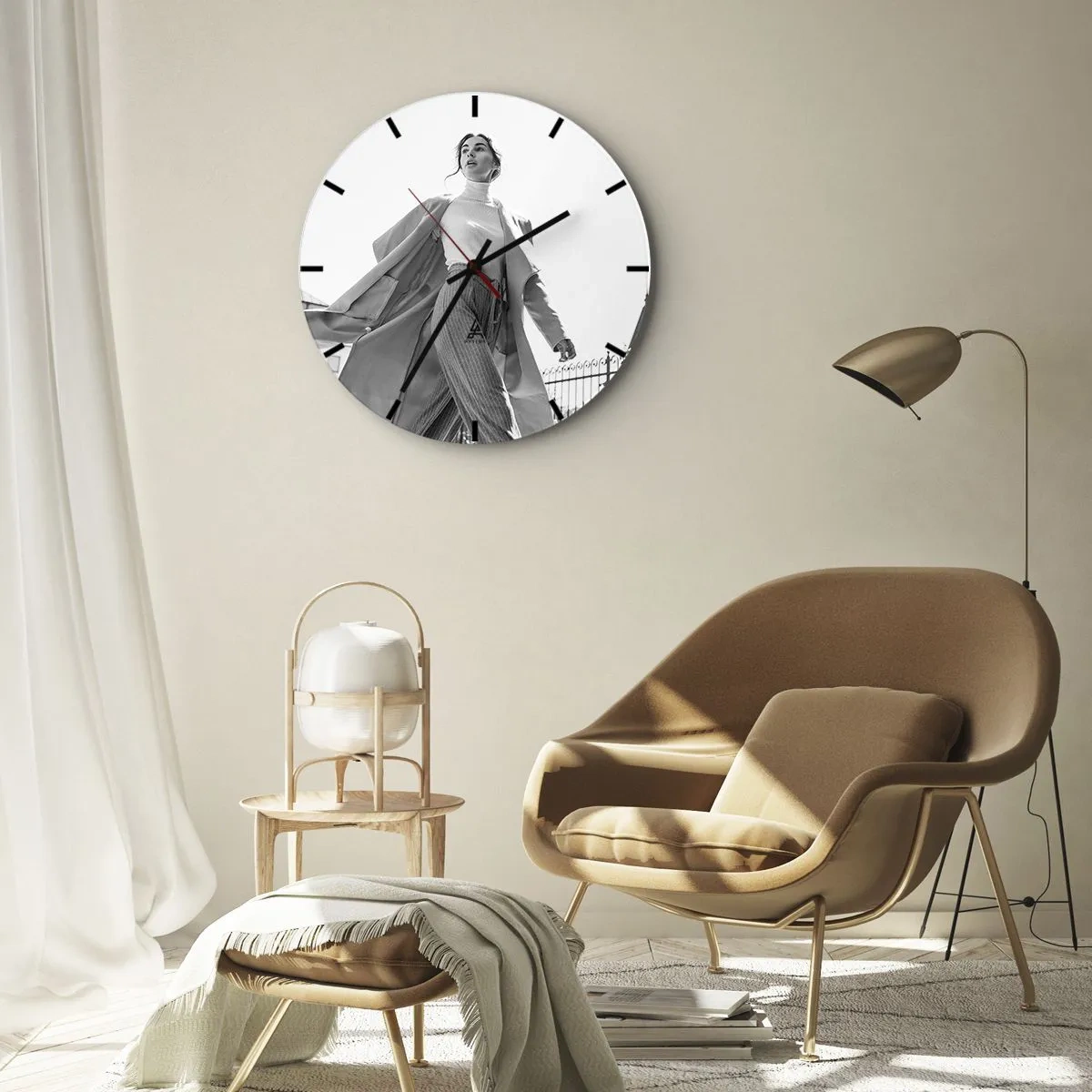 Ceas de perete - Ceas pe sticlă - O femeie elegantă în mișcare pe fundalul arhitecturii urbane - 30x30cm - Vii cu mine? - Decorațiune modernă pentru perete pentru living, bucătărie și dormitor ARTTOR