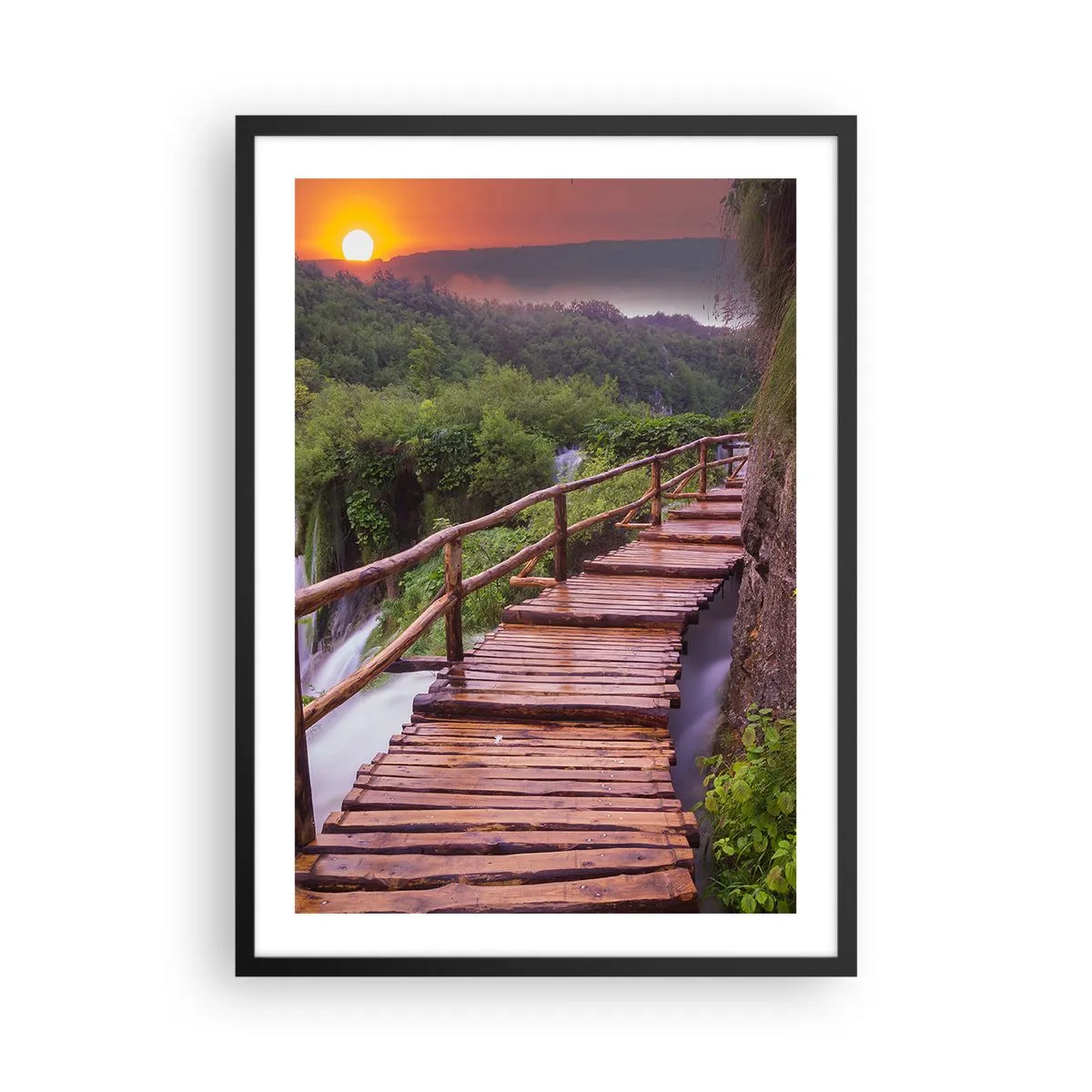 Poster în ramă neagră - Un pod de lemn printre verdeață și soarele care apune - 50x70cm - Frumusețe de necrezut - Decorațiune modernă pentru perete pentru living și dormitor ARTTOR