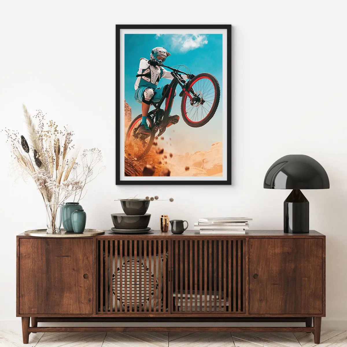 Poster în ramă neagră - Un ciclist de munte execută o săritură dinamică pe un peisaj deșertic. - 50x70cm - Nebunia demonului bicicletei - Decorațiune modernă pentru perete pentru living și dormitor ARTTOR