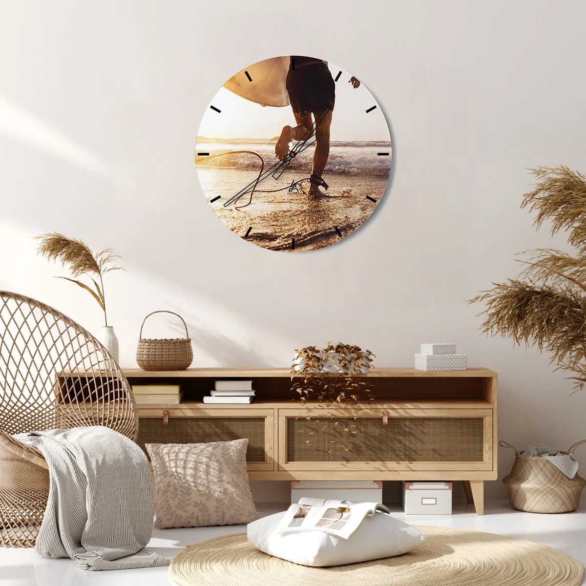 Ceas de perete - Ceas pe sticlă - Un surfer aleargă de-a lungul plajei cu placa sa la apus. - 30x30cm - Pentru a întâmpina valul - Decorațiune modernă pentru perete pentru living, bucătărie și dormitor ARTTOR