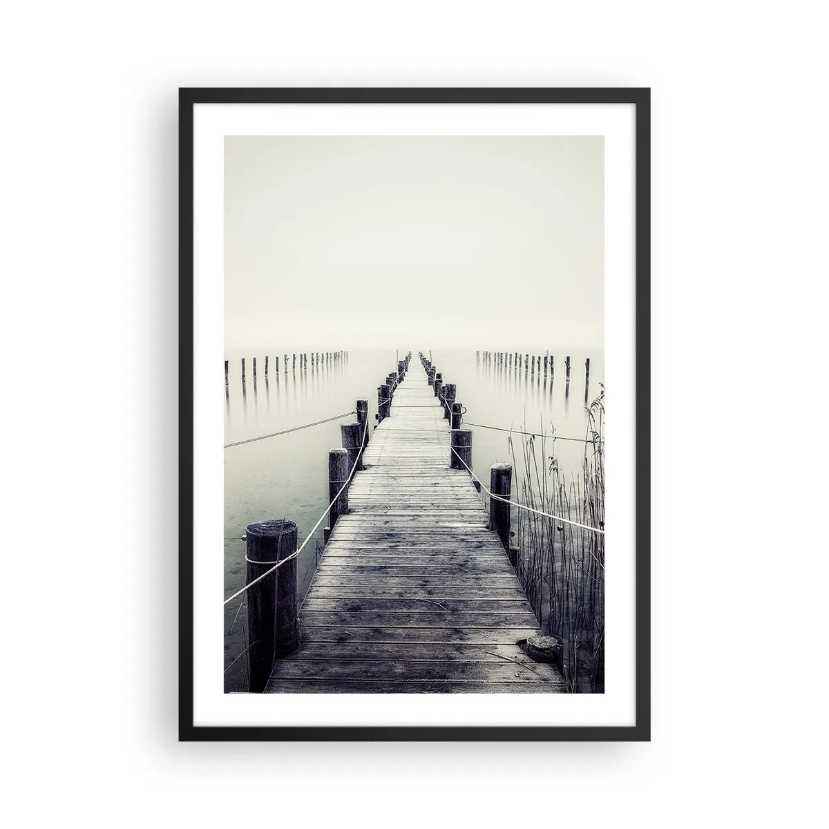 Poster în ramă neagră - Un pod de lemn care duce într-o întindere de apă cețoasă - 50x70cm - Scufundă-te în pace - Decorațiune modernă pentru perete pentru living și dormitor ARTTOR
