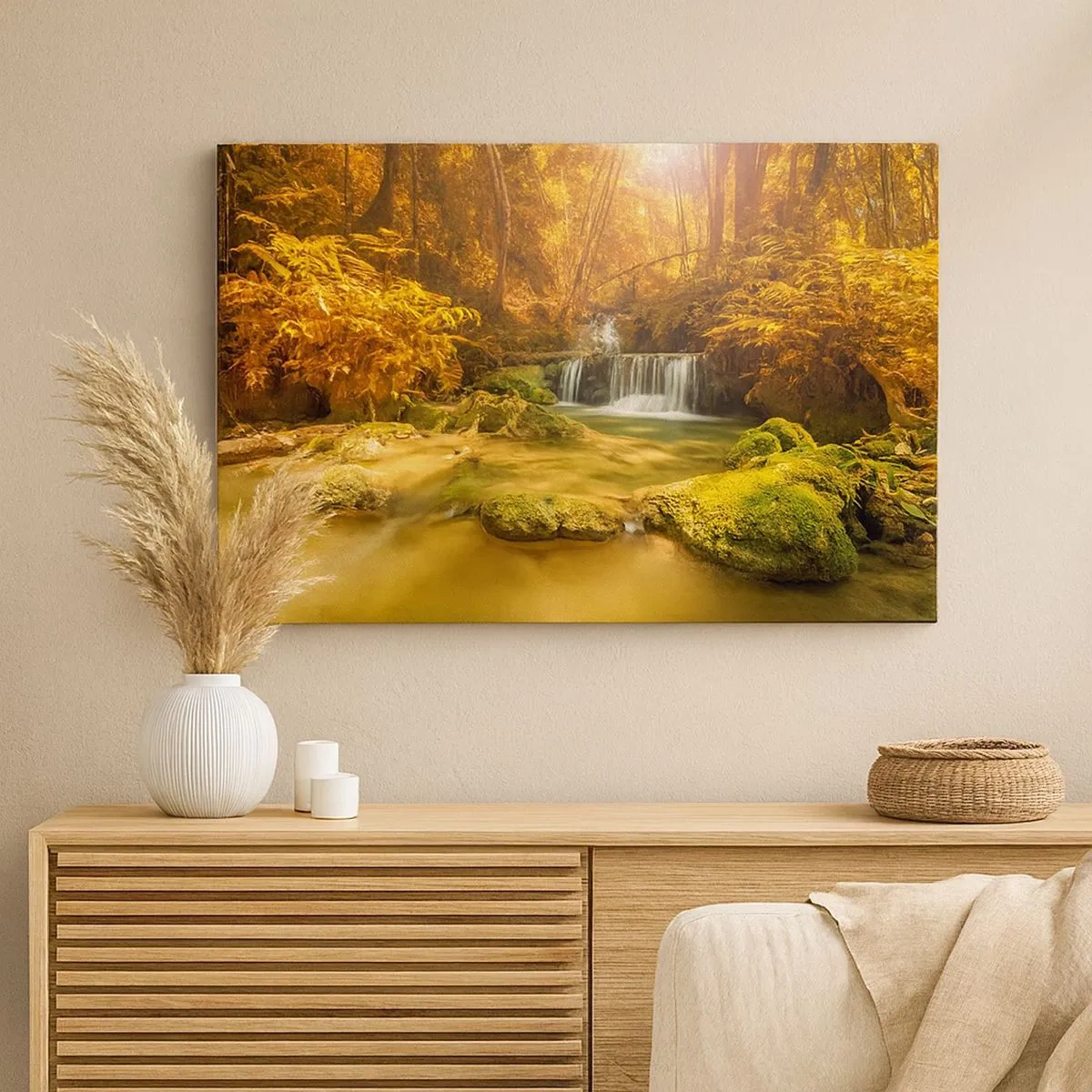 Tablou pe pânză Canvas - O cascadă aurie într-o pădure de toamnă înconjurată de verdeață - 70x50cm - Cascadă de pădure în aur - Decorațiune modernă pentru perete pentru living și dormitor ARTTOR