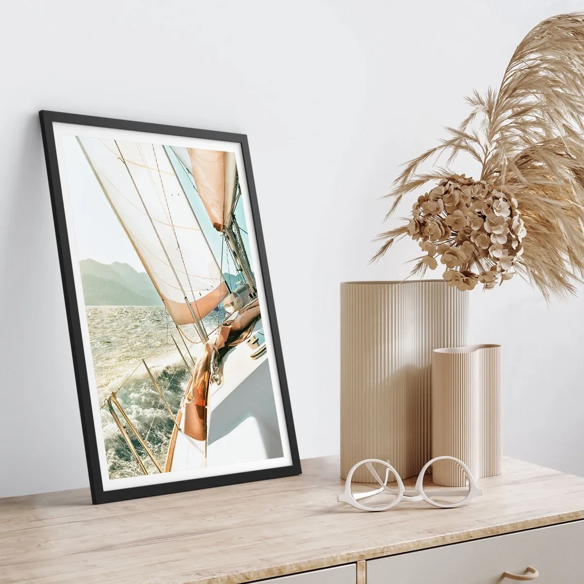 Poster în ramă neagră - Un iaht cu pânze deschise pe marea deschisă, la soare - 50x70cm - Pânzele umflate de vânt - Decorațiune modernă pentru perete pentru living și dormitor ARTTOR