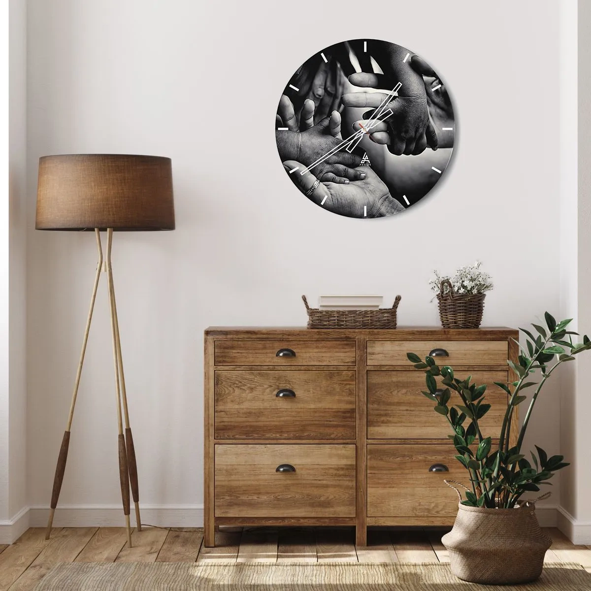 Ceas de perete - Ceas pe sticlă - Mâinile se ating într-un gest de unitate - 30x30cm - A fi om - Decorațiune modernă pentru perete pentru living, bucătărie și dormitor ARTTOR