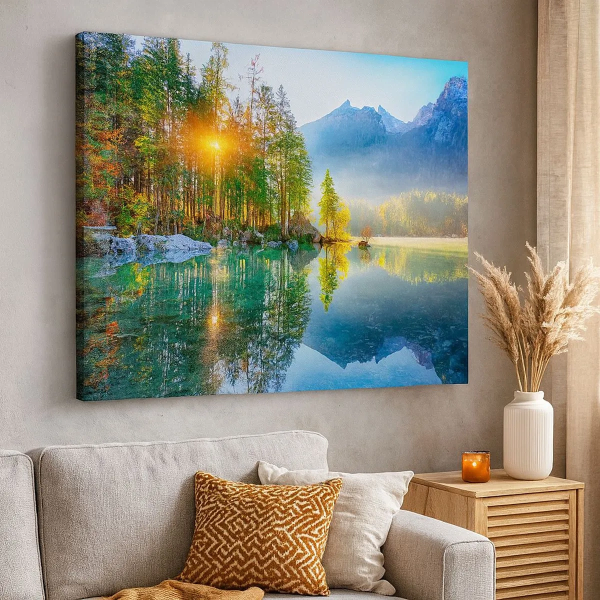 Tablou pe pânză Canvas - Un lac înconjurat de munți și păduri în razele soarelui - 70x50cm - Maiestate și dulceață - Decorațiune modernă pentru perete pentru living și dormitor ARTTOR