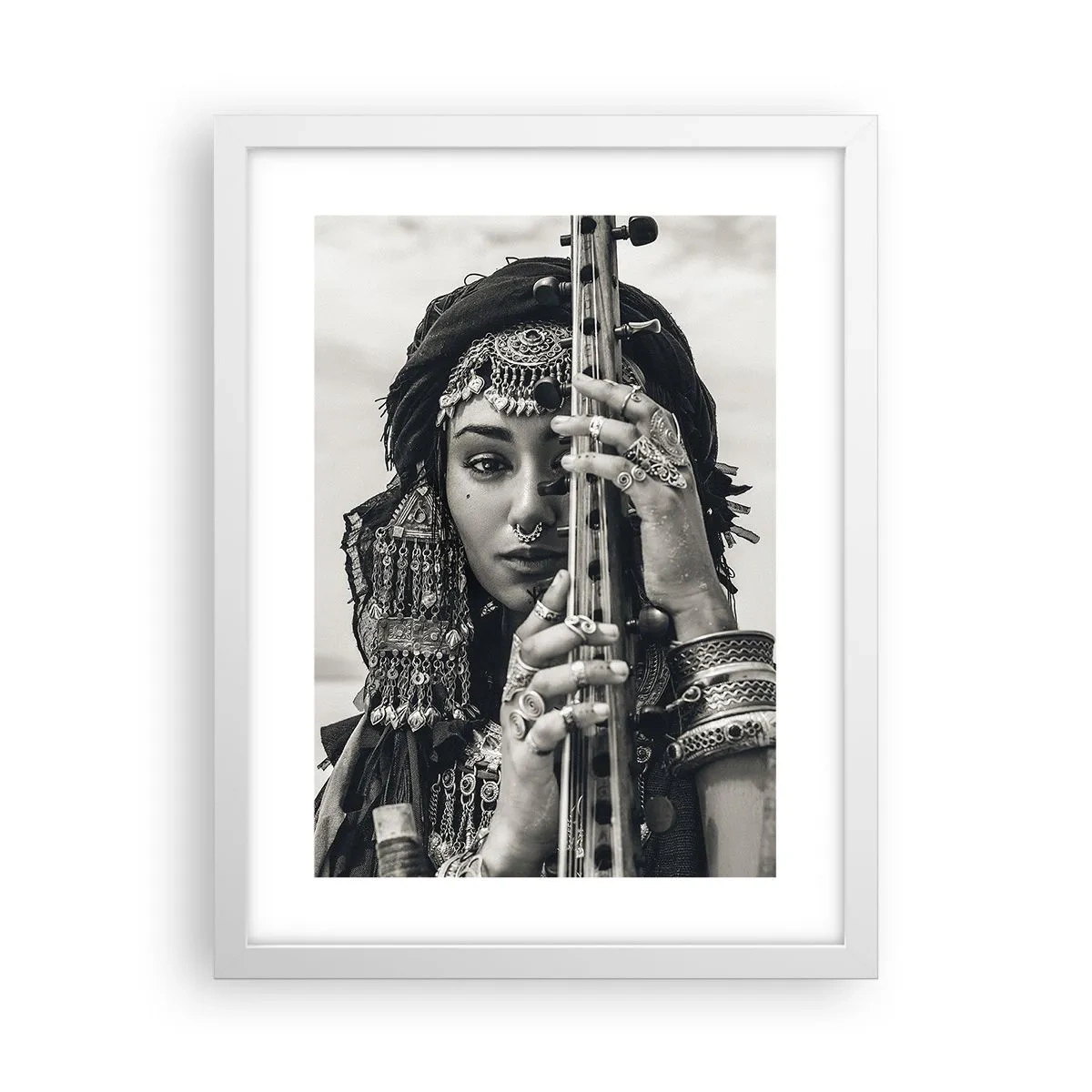 Poster în ramă albă - Muzica orientală în sine - 30x40 cm