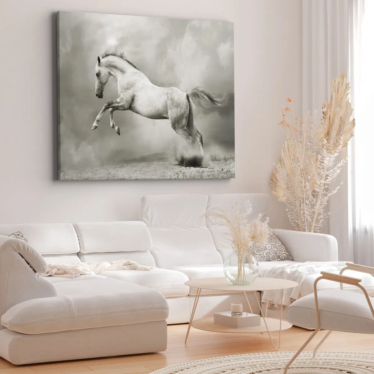 Tablou pe pânză Canvas - Un cal alb într-un salt dinamic pe fundalul norilor cețoși. - 70x50cm - Între veghe și visare - Decorațiune modernă pentru perete pentru living și dormitor ARTTOR