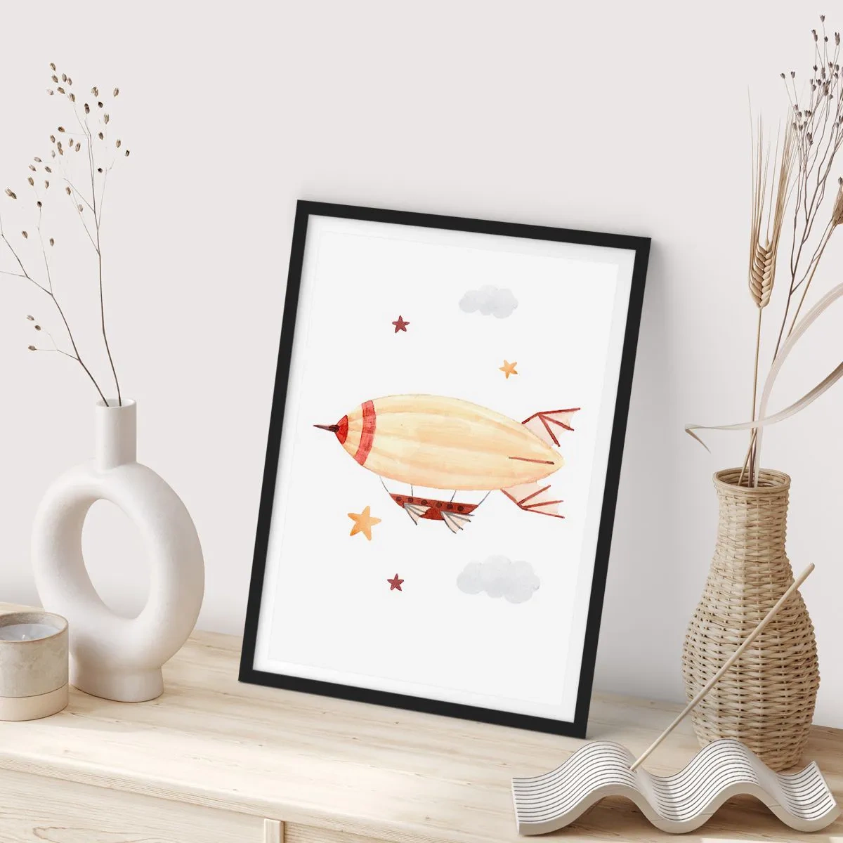 Poster în ramă neagră - Un dirijabil în acuarelă plutind printre stele și nori. - 50x70cm - Aeronava - Decorațiune modernă pentru perete pentru living și dormitor ARTTOR