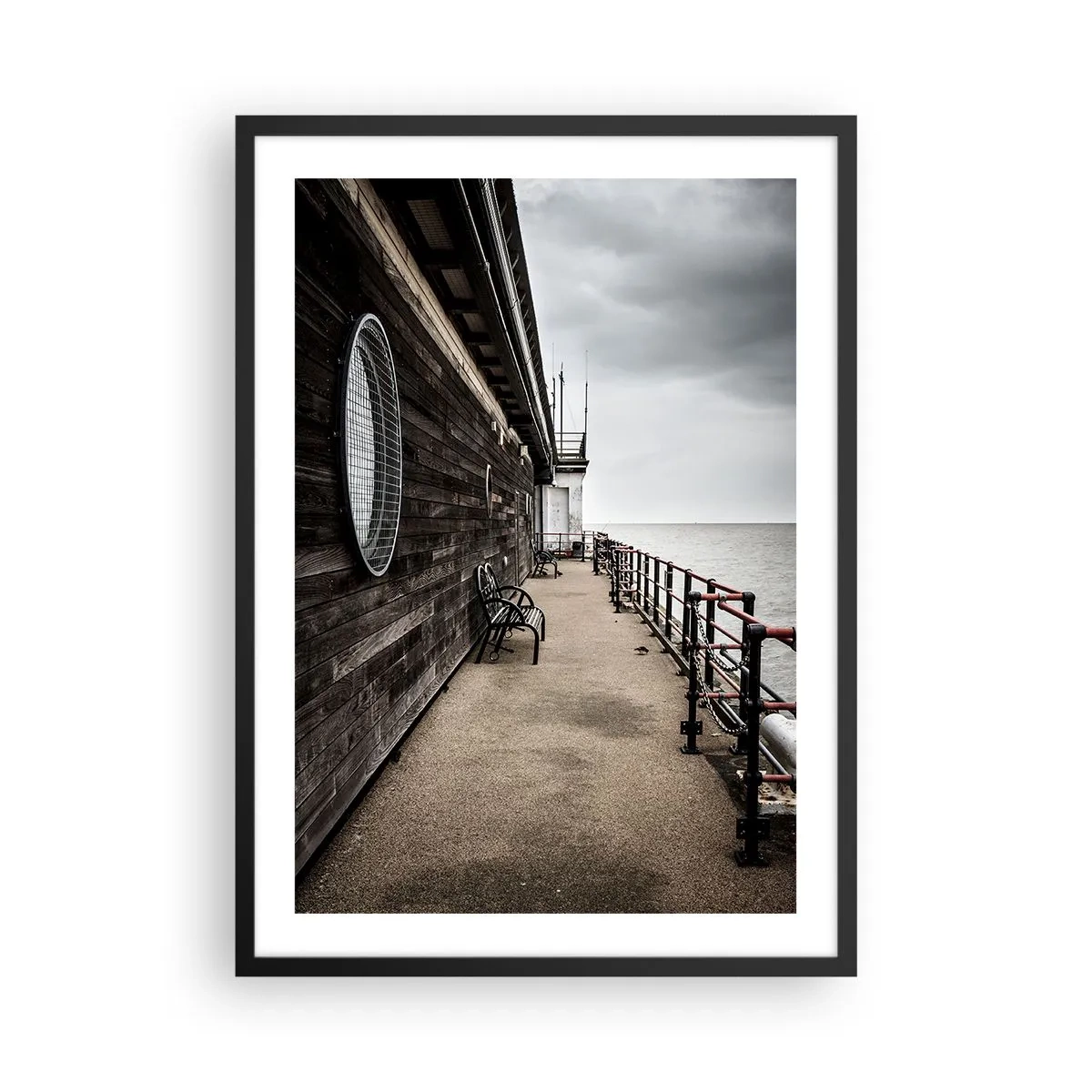 Poster în ramă neagră - Dig de lemn cu bănci lângă marea calmă - 50x70cm - Timpul s-a oprit - Decorațiune modernă pentru perete pentru living și dormitor ARTTOR