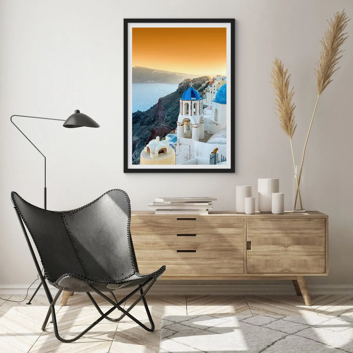 Poster în ramă neagră - Santorini cu casele sale albe și cupolele albastre - 50x70cm - Santorini - îmbrățișat de stânci - Decorațiune modernă pentru perete pentru living și dormitor ARTTOR