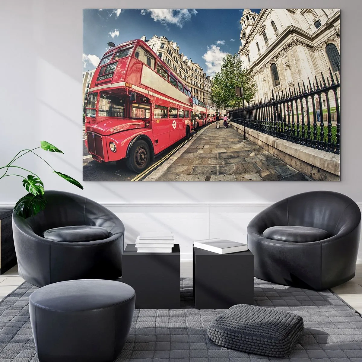 Tablou pe sticlă - Un autobuz roșu cu etaj într-un cadru urban - 70x50cm - Stradă din Londra în gri și roșu - Decorațiune modernă pentru perete pentru living și dormitor ARTTOR