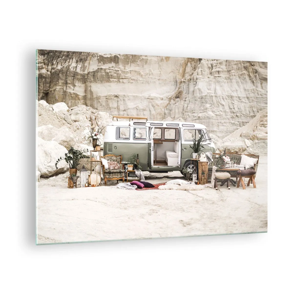 Tablou pe sticlă - Interiorul unei rulote într-un decor deșertic, cu elemente boho și naturale. - 70x50cm - Să înceapă călătoria - Decorațiune modernă pentru perete pentru living și dormitor ARTTOR