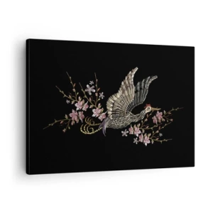 Tablou pe pânză Canvas - O pasăre în zbor cu flori pe un fundal negru - 70x50cm - Pasăre exotică brodată - Decorațiune modernă pentru perete pentru living și dormitor ARTTOR