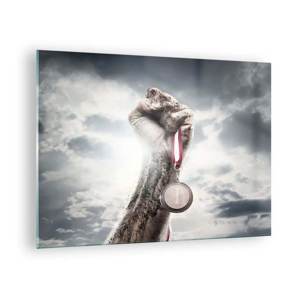Tablou pe sticlă - O mână care ține o medalie pe un fundal de nori - 70x50cm - Per aspera ad astra - Decorațiune modernă pentru perete pentru living și dormitor ARTTOR
