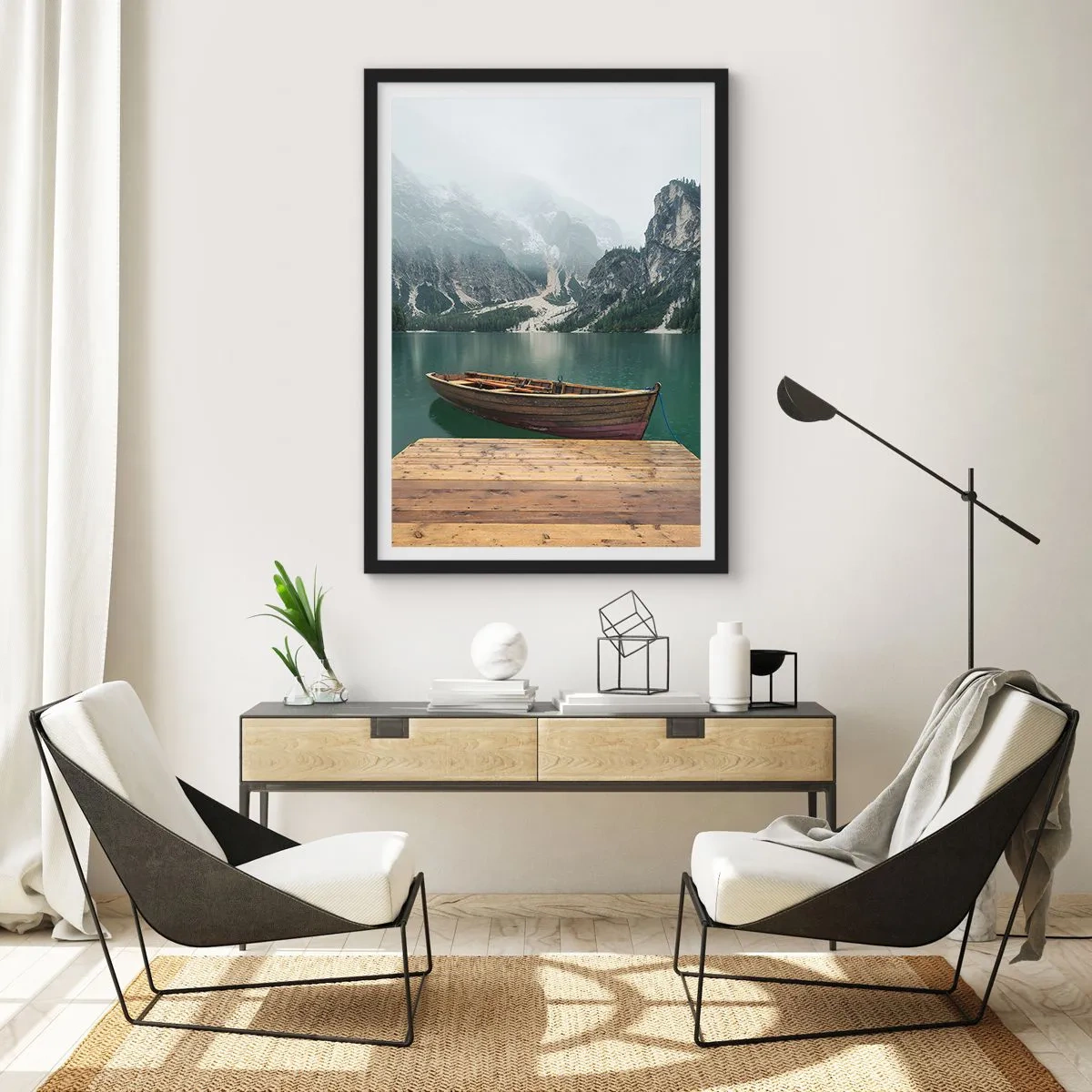 Poster în ramă neagră - O barcă la dig cu munți și un lac în fundal - 50x70cm - Și frunțile mândre - Decorațiune modernă pentru perete pentru living și dormitor ARTTOR