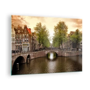 Tablou pe sticlă - Un canal și un pod înconjurate de case de locuit în Amsterdam - 70x50cm - Cu barca sau cu bicicleta? - Decorațiune modernă pentru perete pentru living și dormitor ARTTOR