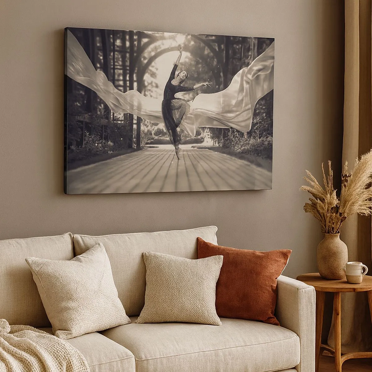 Tablou pe pânză Canvas - O dansatoare într-o rochie lejeră execută o săritură pe fundalul unei grădini alb-negru. - 70x50cm - Dansul spiritului de grădină - Decorațiune modernă pentru perete pentru living și dormitor ARTTOR