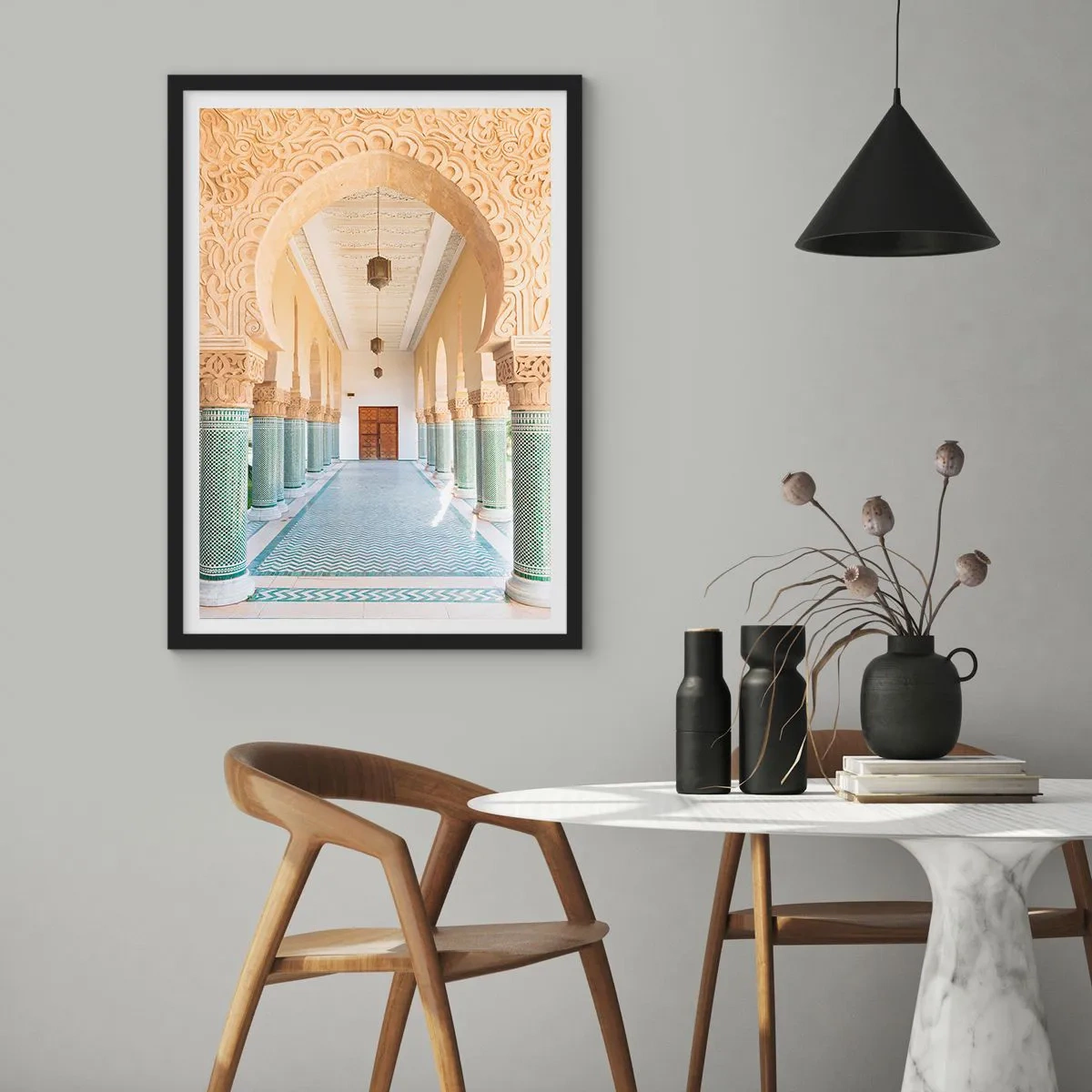 Poster în ramă neagră - Fotografie a unui coridor arcade decorat în stil oriental - 50x70cm - Din poveștile Seherezadei - Decorațiune modernă pentru perete pentru living și dormitor ARTTOR