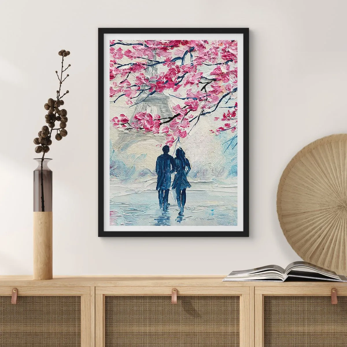 Poster în ramă neagră - Un cuplu sub ramuri înflorite într-un peisaj romantic - 50x70cm - Plimbare romantică - Decorațiune modernă pentru perete pentru living și dormitor ARTTOR