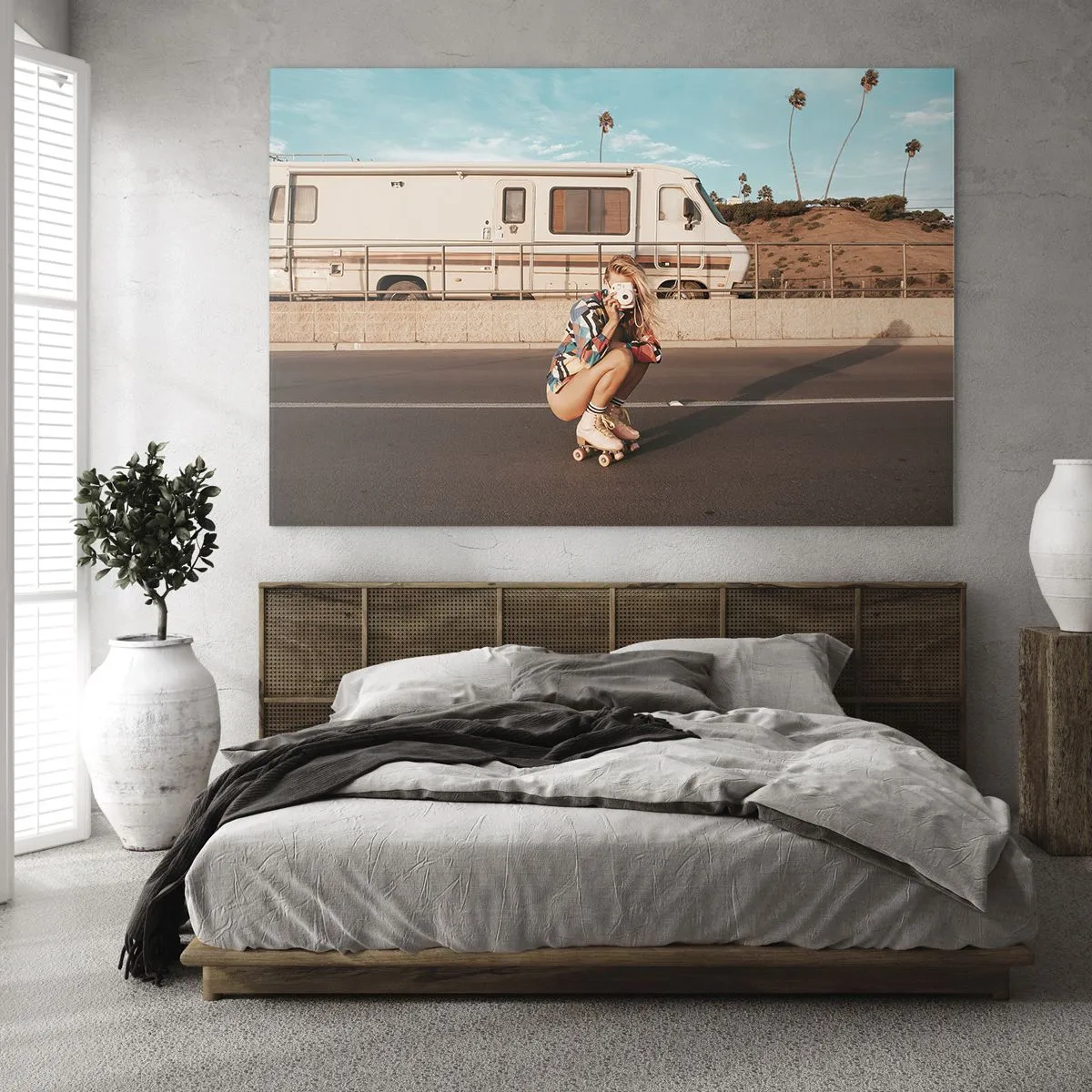 Tablou pe sticlă - O fată pe role care face poze în soarele Californiei. - 70x50cm - Zâmbiți, vă rog! - Decorațiune modernă pentru perete pentru living și dormitor ARTTOR