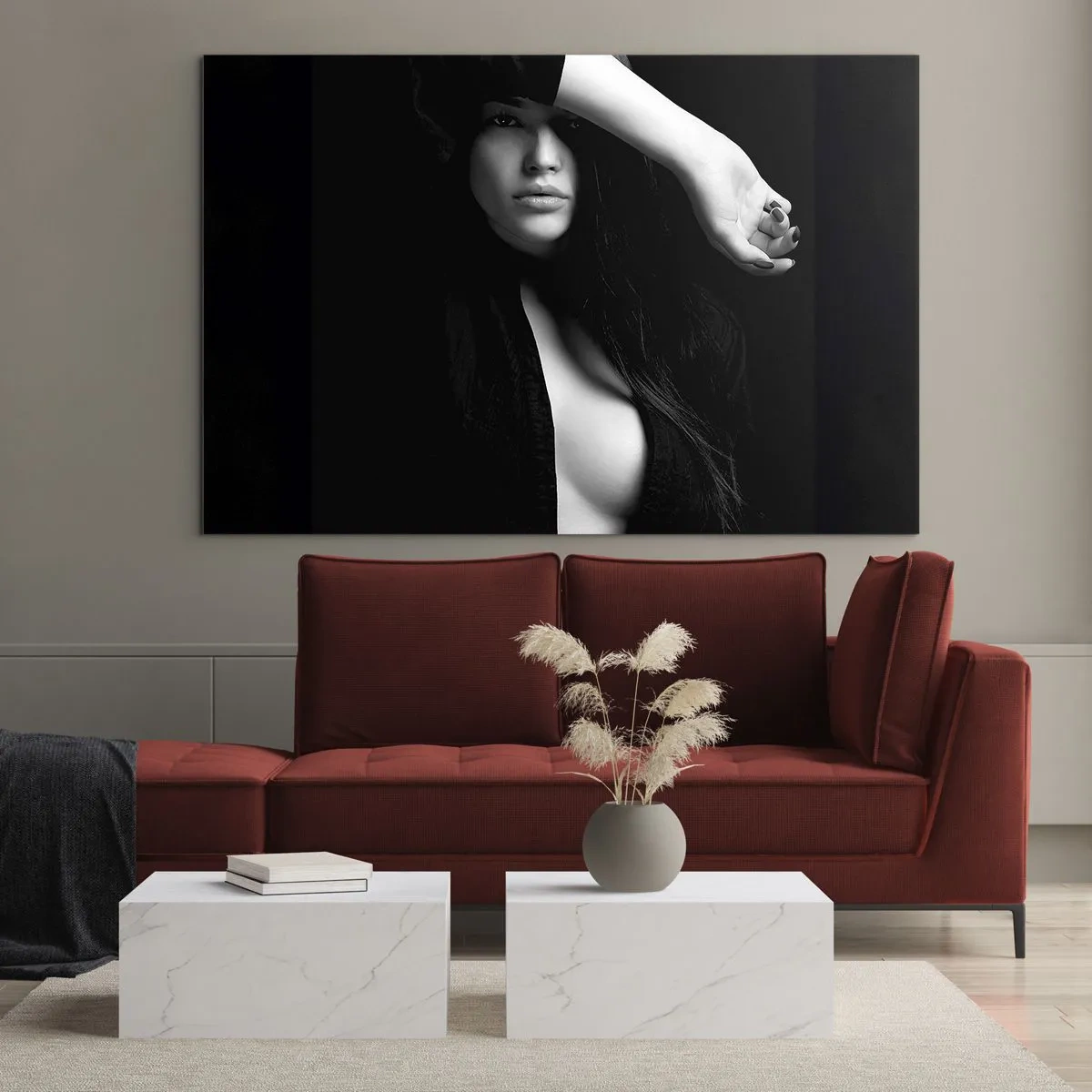 Tablou pe sticlă - O femeie în negru într-o poză senzuală pe un fundal întunecat - 70x50cm - Școala de seducție - Decorațiune modernă pentru perete pentru living și dormitor ARTTOR