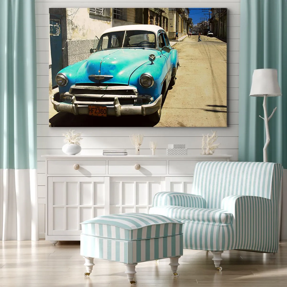 Tablou pe pânză Canvas - O mașină clasică albastră pe stradă într-o zi însorită - 70x50cm - Eviva Cuba! - Decorațiune modernă pentru perete pentru living și dormitor ARTTOR