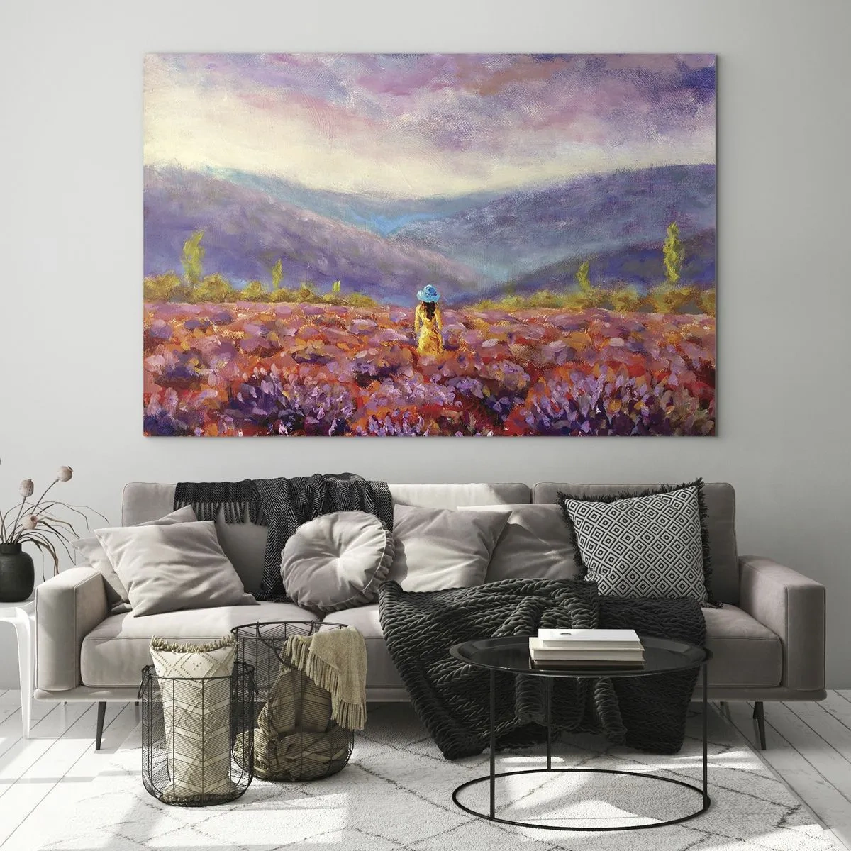 Tablou pe sticlă - O figură purtând o pălărie într-un câmp de lavandă la amurg - 70x50cm - Într-o lume de lavandă - Decorațiune modernă pentru perete pentru living și dormitor ARTTOR