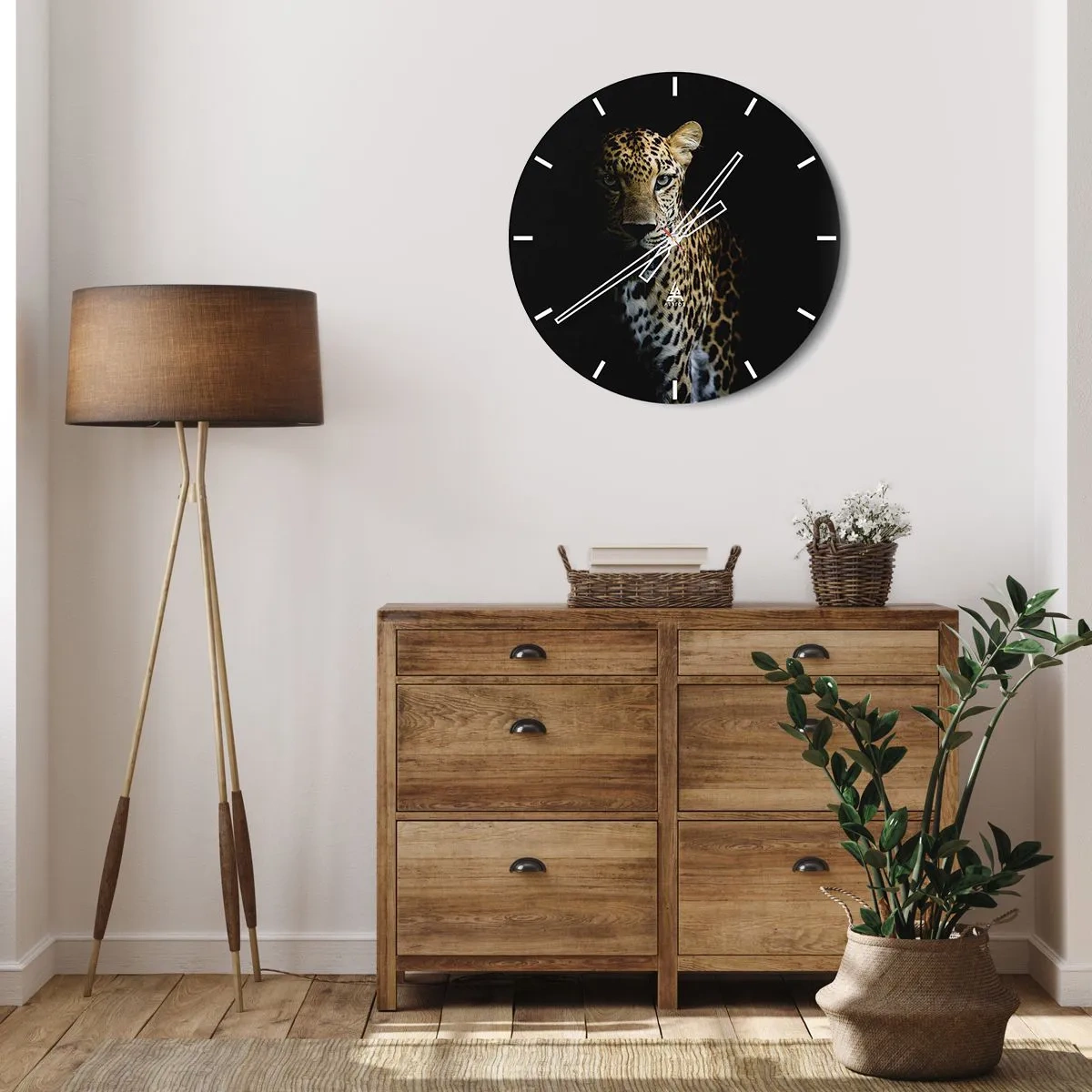 Ceas de perete - Ceas pe sticlă - Panteră pe fundal negru în umbră parțială - 30x30cm - Frumusețe întunecată - Decorațiune modernă pentru perete pentru living, bucătărie și dormitor ARTTOR