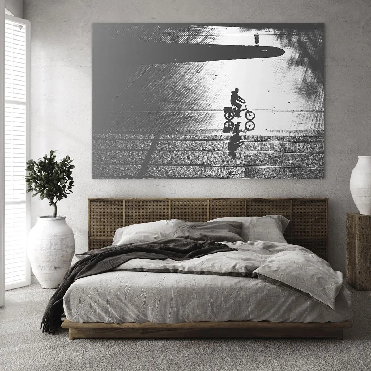 Tablou pe sticlă - Bărbat mergând cu bicicleta prin oraș, reflexie în apă, fotografie alb-negru - 70x50cm - Înainte, prin oraș - Decorațiune modernă pentru perete pentru living și dormitor ARTTOR