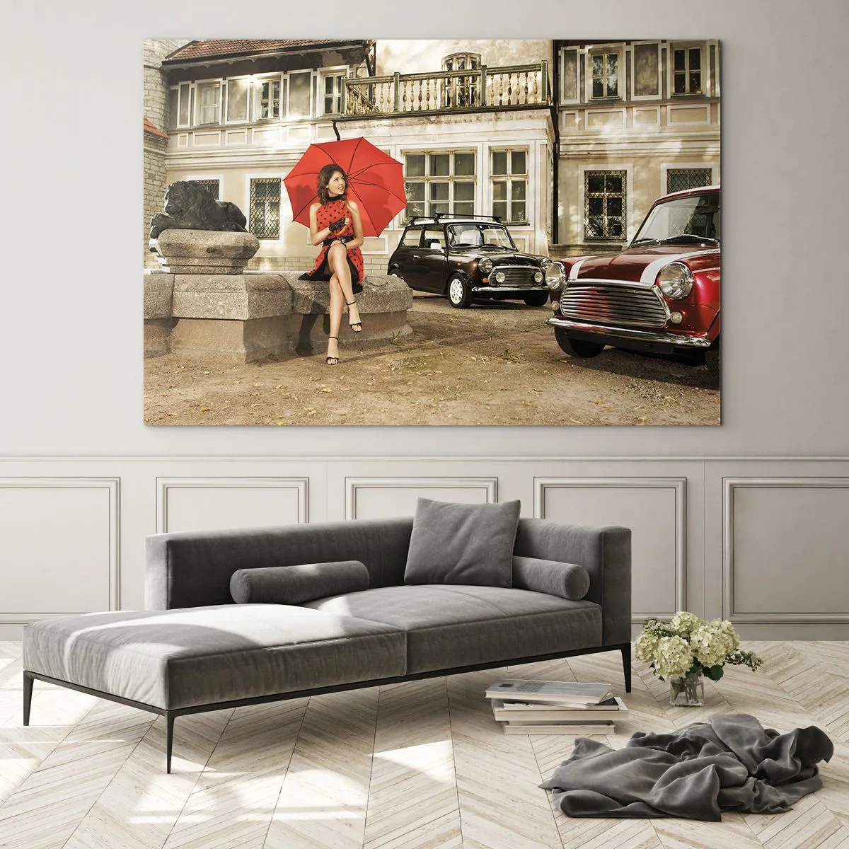 Tablou pe sticlă - Femeie cu o umbrelă roșie și mașini clasice - 70x50cm - O mini-călătorie sentimentală - Decorațiune modernă pentru perete pentru living și dormitor ARTTOR
