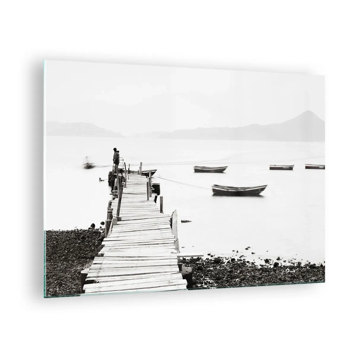 Tablou pe sticlă - Vedere alb-negru a unui dig de lemn peste un lac - 70x50cm - Peste apă liniștită și limpede - Decorațiune modernă pentru perete pentru living și dormitor ARTTOR