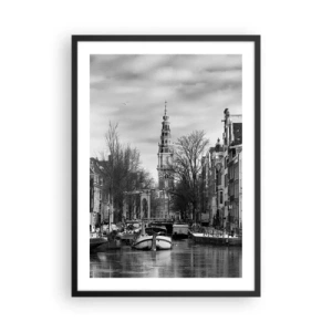 Poster în ramă neagră - O vedere alb-negru a canalului cu un turn istoric în fundal. - 50x70cm - Amsterdam vibes - Decorațiune modernă pentru perete pentru living și dormitor ARTTOR